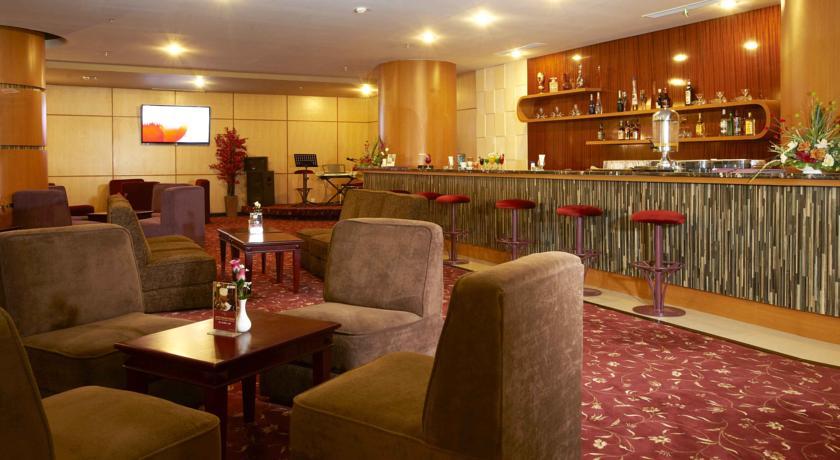 Rocky Plaza Hotel Padang Bagian luar foto